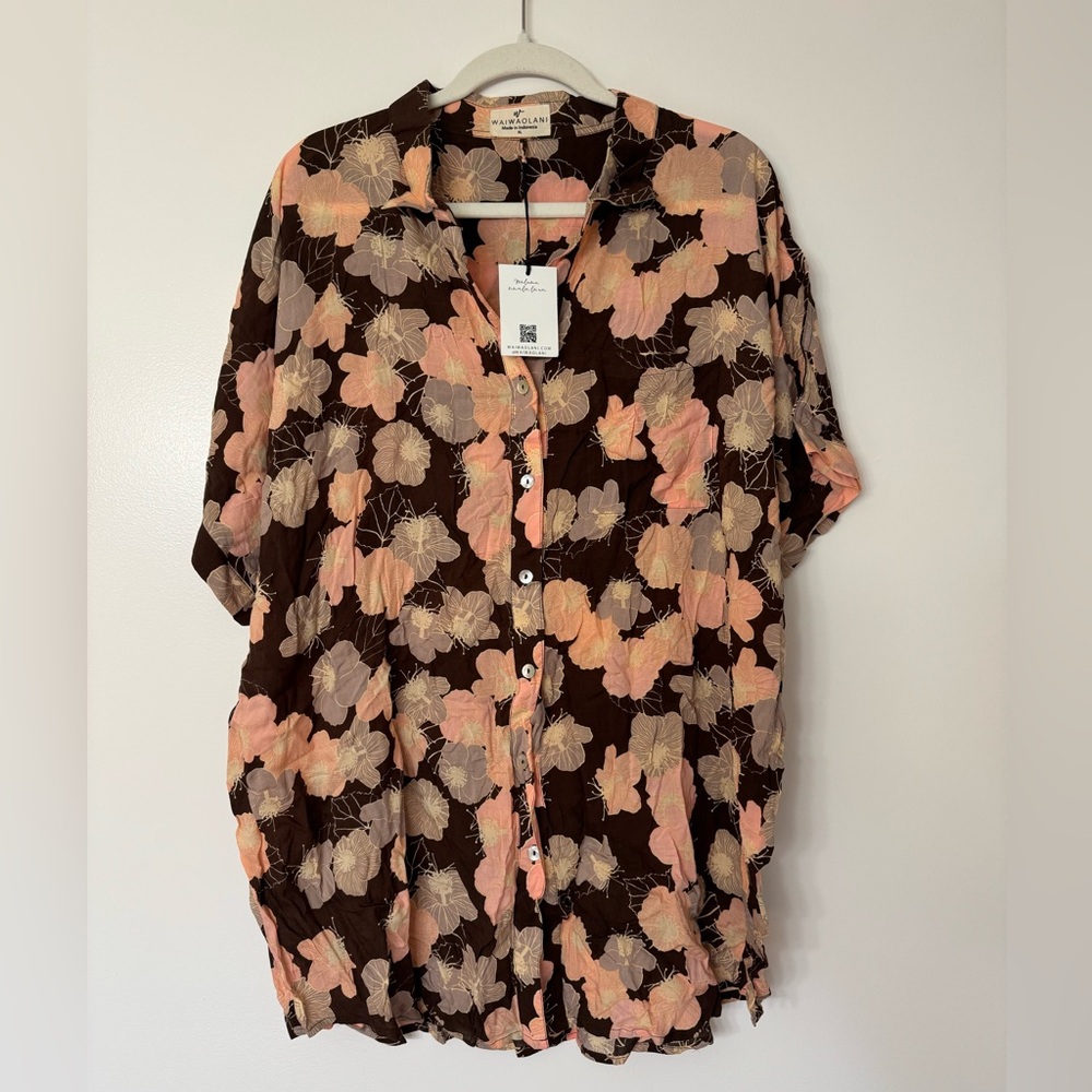 BNWT Waiwaolani Top Charlie